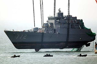 La sección de proa del ROKS Cheonan como se elevó después de ser golpeado por el torpedo de un submarino norcoreano. Fotografía del Ejército de Corea del Sur.